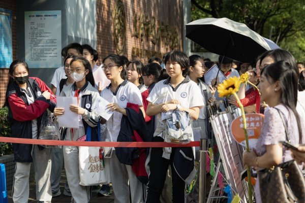 红股网 城事｜牵“汪星人”送考、带上向日葵“加油”，2025上海中考开考